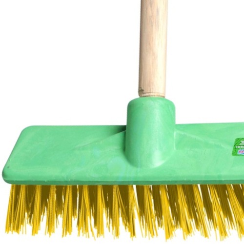 Vassoura tipo escov�o 30 cm cabo de madeira