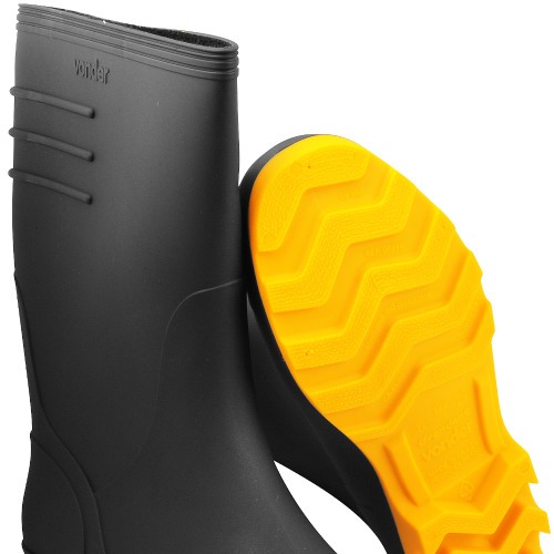 Bota de PVC preta com solado amarelo cano médio sem forro Bota de PVC preta com solado amarelo cano médio sem forro