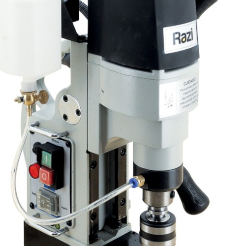 Furadeira com base magnética 900 watts rotação 650 rpm 14937 - RZ-FBM20M2 220V Furadeira com base magnética 900 watts rotação 650 rpm 14937 - RZ-FBM20M2 220V