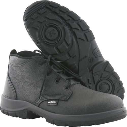 Botina em couro sint�tico com cadar�o