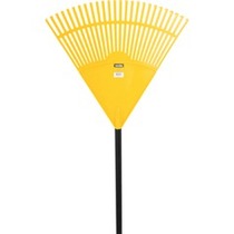 Vassoura pl�stica para grama 26 dentes com cabo 6 p�s