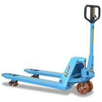 Transpalete hidráulico 3.000 kg 525 mm com rodas duplas de poliuretano - TM3000 RTP Transpalete hidráulico 3.000 kg 525 mm com rodas duplas de poliuretano - TM3000 RTP